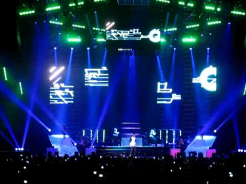 USHER - DJ got us fallin' in love (LIVE) ... Key Arena, Seattle WA