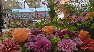 ダリアやリンドウ、県産の花ＰＲ！　秋田駅前にモニュメント