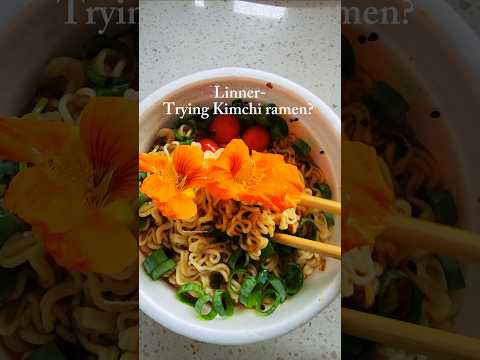 Kimchi ramen & Flowers?? #kimchi #kimchinoodles #kimchiramen #asmrf #christm