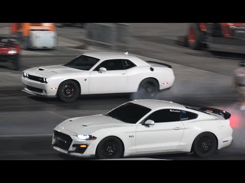 Hellcat vs Mustang GT- muscle cars drag racing