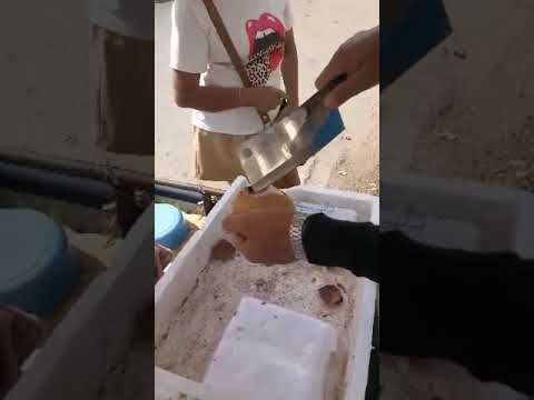 Street food Thailand: This is how he cut the coconut for me! 😱