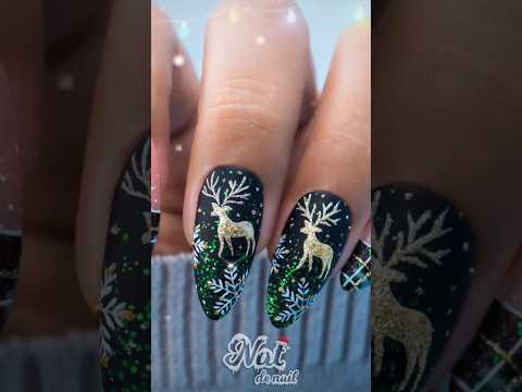 💚🦌Green and gold reindeer nail art #christmasnails #shorts #natdenail #holidays #nailart