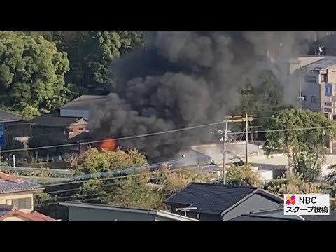 廃油に引火か　長崎市の自動車販売会社で火災　男性1人搬送、車両10台以上焼損　