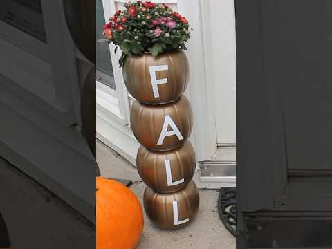 Make this fun fall pumpkin planter in minutes with your Cricut! #cricut