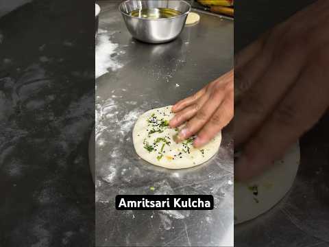 दिल्ली का Best Amritsari Kulcha 🥵 | Stuffed & Crispy Amritsari Kulcha 😍 #shorts