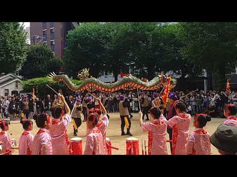 令和6年 長崎くんち 五嶋町 龍踊 人数揃い 楽器隊も色鮮やかな衣装ですね♥ 五島町公園 龍踊、天高く、静と動