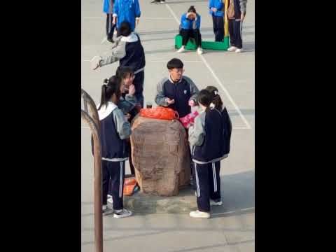 饱汉不知饿汉饥，永远都是旱的旱死涝的涝死。这四个单身汉在远处对这个团宠男生投去了无比羡慕的眼神。