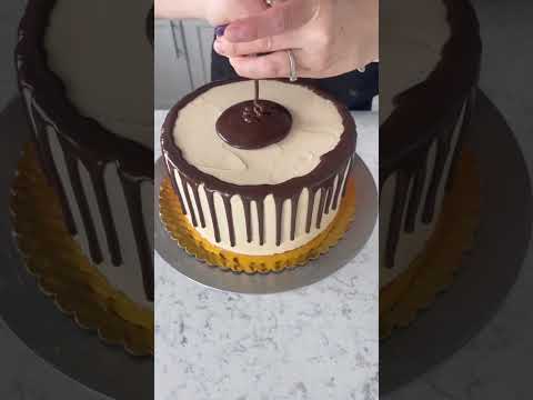 The best chocolate ganache drip! Recipe and tutorial on Bakingwithblondie.com #cakedecorating #cake