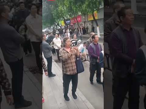 合肥民众在李克强故居前排长队献花纪念。有时候民众纪念一个人，不是因为他有多好，而是世道太糟糕——在这样的世道里面，不要说有什么功绩，能做到不作恶，敢说一两句实话、人话，那就是很难得了。