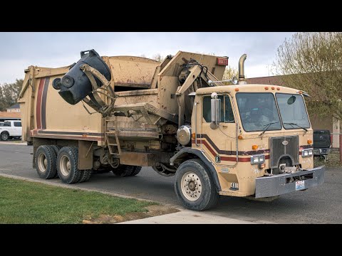 Peterbilt 310 - Heil Formula 7000 "Curve Shell" Garbage Truck