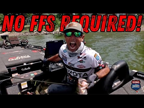 BIG Bass! Old School vs. New School! (Bassmaster Elites Lake Champlain!)