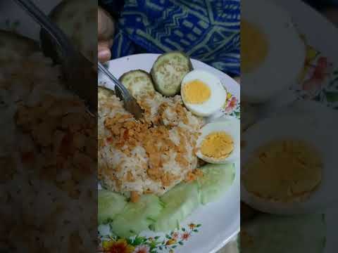 ข้าวคลุกน้ำพริก น้ำพริกอกไก่