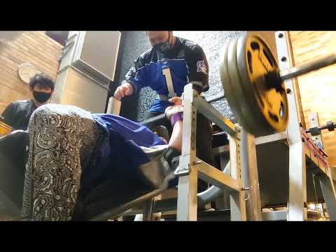 インクラインベンチプレス、ドロップセット180kg→140kg→100kg  各10reps