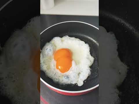 Twin eggyolk #egg #twineggyolk #sunnysideup #viralvideo #shortvideo #ytshorts #yummy #eggs