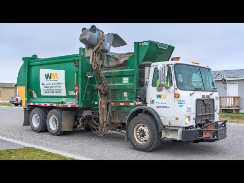 Autocar WX64 - McNeilus AutoReach Garbage Truck