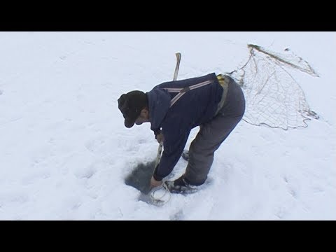 Stevie and his Inuit friend put the seal fishing nets on the ice - Nanoq 2007 expedition