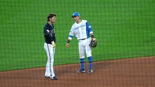 同学年の中川圭太と上川畑大悟、塁上で仲良くお話しする