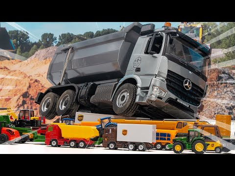 Let's move the dump truck RC car on top of the mini car heavy equipment