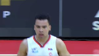 Aaron Black goes UP AND UNDER for Meralco vs. Eastern 🤯 | PBA Season 49 Commissioner’s Cup