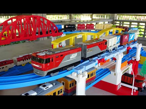 Plarail World ☆ Japanese JR Trains & 10 Freight Trains, Elevated Crossing Course