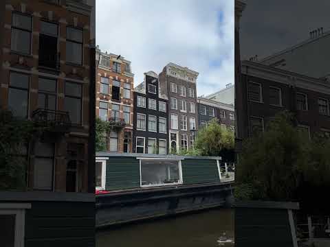 Canal boat tour in Amsterdam, Netherlands. オランダ、アムステルダムの運河ツアー ボート. 荷兰，阿姆斯特丹的运河游览船。