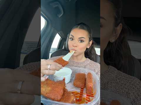 Chilis Nashville hot mozzarella sticks are INSANE 😍🌶️ #eatwithme #mukbang