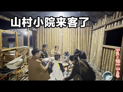 山村小院有客人来了，什么都得自己动手，小伙用一只鸭子还有特色美食招待