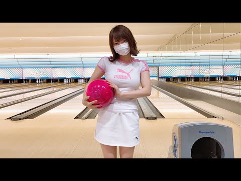 Bowling girls tried bowling with a cute ball