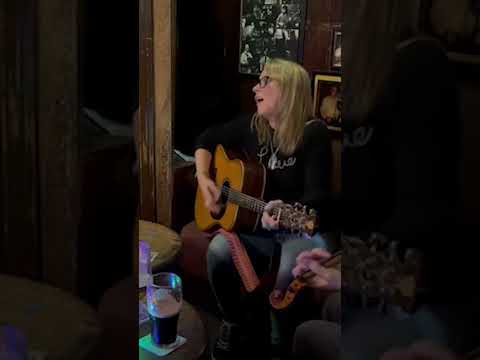 Susan Tedeschi Sings in an Irish Pub