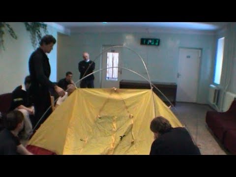 Víktor Boyarsky explains the setting up of the tent - Geographic North Pole 2002 expedition