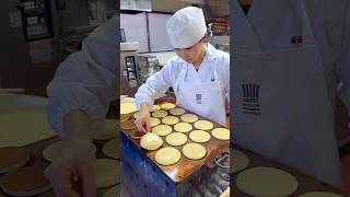 24歳の和菓子職人が作る絶品どら焼き🥞【本郷三丁目 扇屋】 #japanesefood #東京グルメ #streetfood