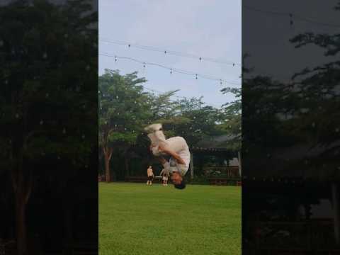 Practicing front flips on the grass #frontflip #parkour #前空翻