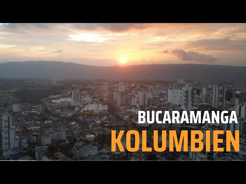 Bucaramanga Kolumbien "Stadt der Parks" Drohnenflug im Sonnenuntergang DJI Mini 3 Pro