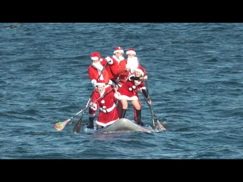 サンタがSUPでやってきた！島の子どもたちにクリスマスプレゼント　香川・小豆島