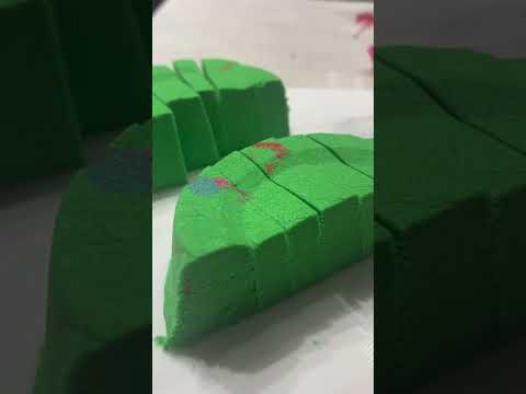 GREEN KINETIC SAND SATISFYING ASMR #kineticsand #youtubeshorts #viral #shorts #fyp