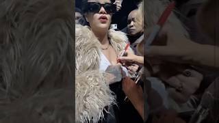 🎄💞 Rihanna got her chest signed by Mariah Carey #ririclips #christmasgift #asaprockyupdat #rihanna