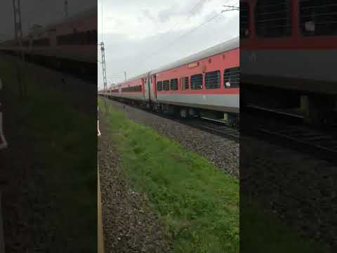 22723-Hazur Sahib Nanded Shriganganagar Sf Express At Full Speed Cross Passenger Train #shorts