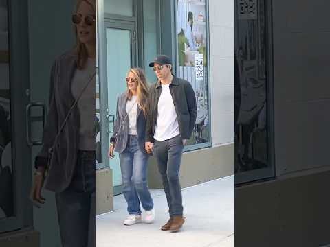 SPOTTED: #BlakeLively and #RyanReynolds holding hands in NYC #hollywoodpipeline