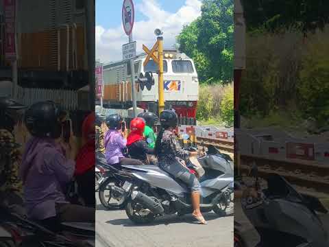 #shortvideo #keretaapi #keretaindonesia #indonesianrailroad #shortsvideo #train #kai #railway  #fyp