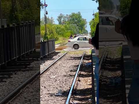 El auto se queda en el medio de las vías mientras viene la locomotora #shorts #trenes #buenosaires