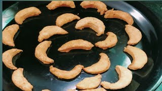 Half moon biscuits recipe| Tea snack recipe|Kaju wale biscuits|