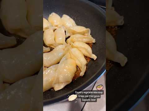 Gyoza is fried in oil and steamed simultaneously; creating a soft, chewy top but crispy bottom 🥟