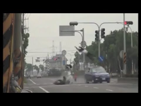 【衝撃映像】　海外自動車事故　衝撃クラッシュシリーズ　決定的瞬間　No 90