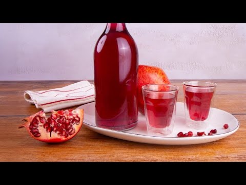 Homemade POMEGRANATE LIQUEUR: YUMMY and easy to make! 🤩