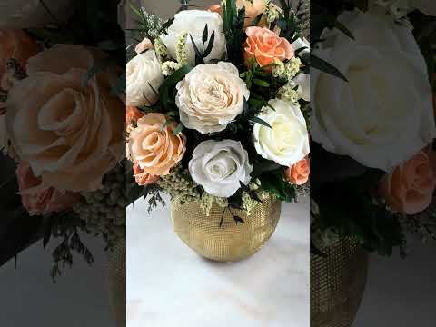 ⚜️ В наличии.⚜️Композиция из роз в золотистой вазе «Orange County».⚜️ #florist