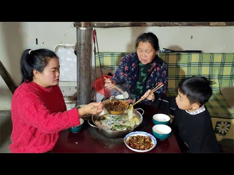 鲫鱼汤煮大口鲶鱼，配新鲜娃娃菜，蘸水秘制辣椒蘸水，太香了【梅子美食】