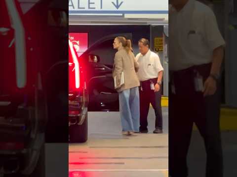 Jennifer Lopez arriving at her office in Los Angeles #hollywoodpipeline