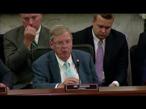 Isakson Administers Oath, Welcomes Nominees at VA Hearing