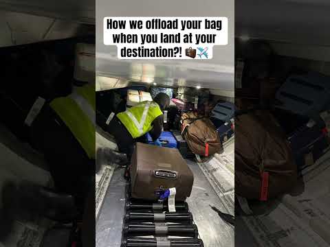 How we offload your bag when you land at your destination?! 🧳✈️ #aviation #flight ht