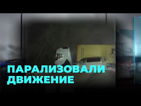 Столкнувшиеся на шоссе минивэн и грузовик заблокировали движение по всем полосам